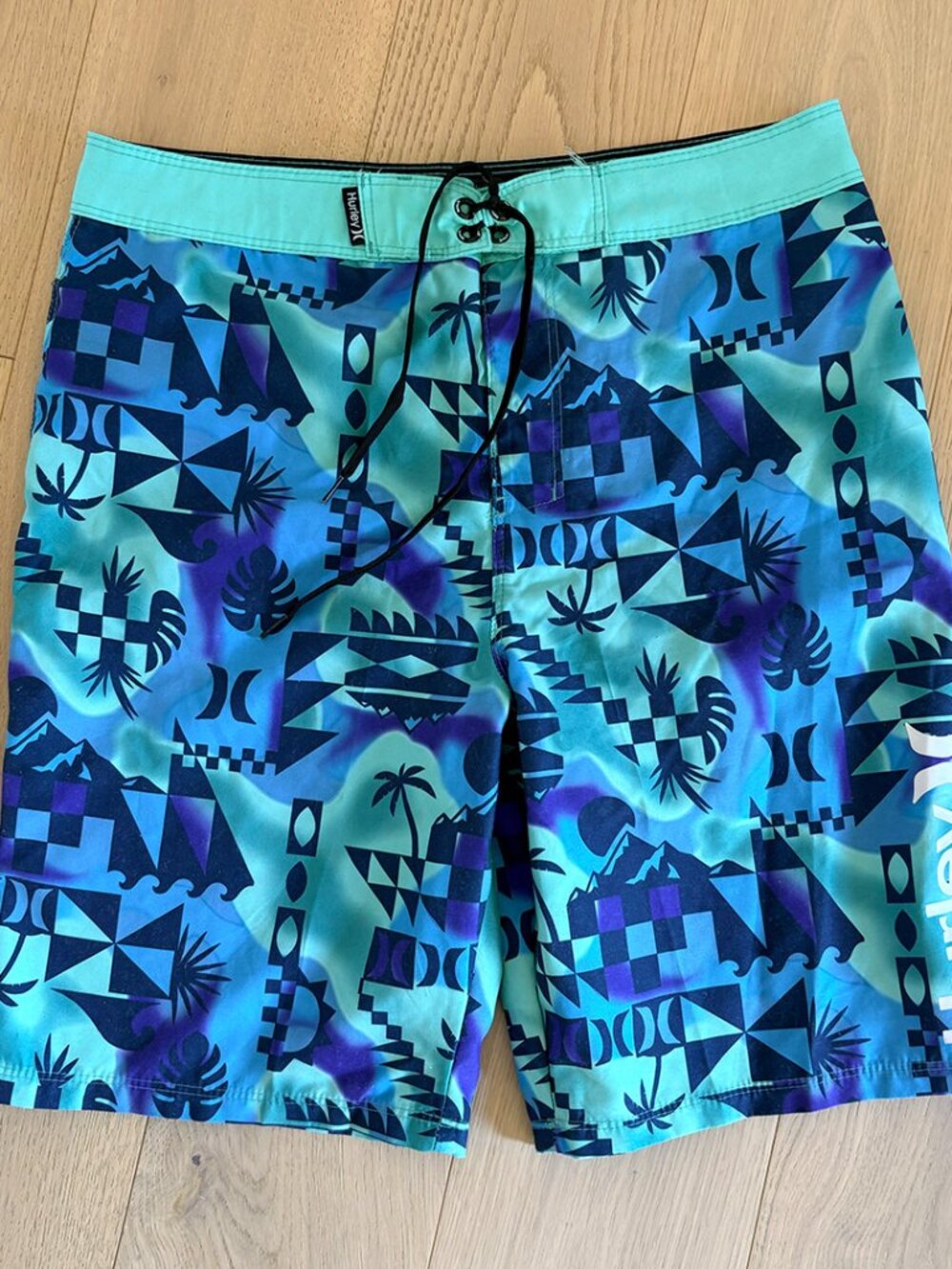 Hurley Waverunner Boys Size 16 Boardshorts – Green/Blue Tropical